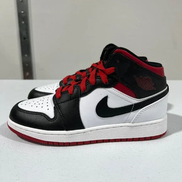 NIB NIKE AIR JORDAN 1 MID SZ 4Y YOUTH